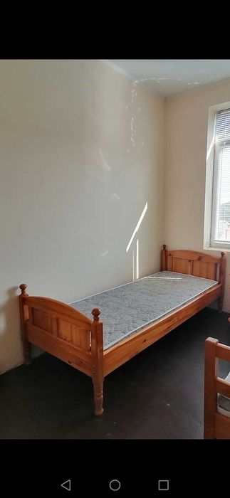 Дървени единични легла с нощни шкафчета