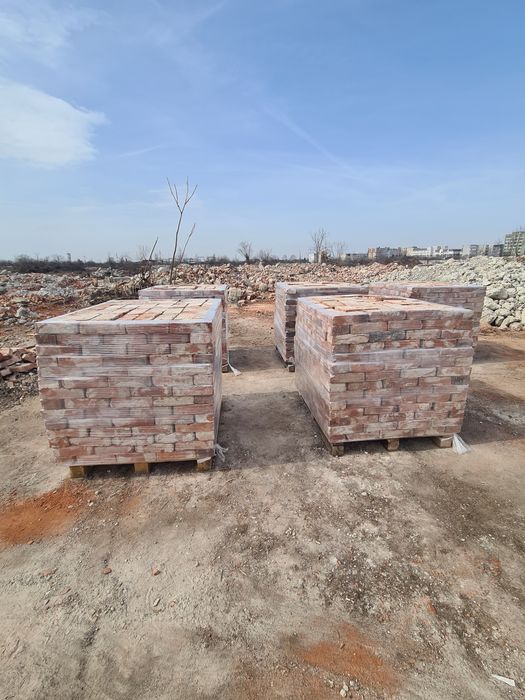 Cărămida rosie de presa plina din demolari