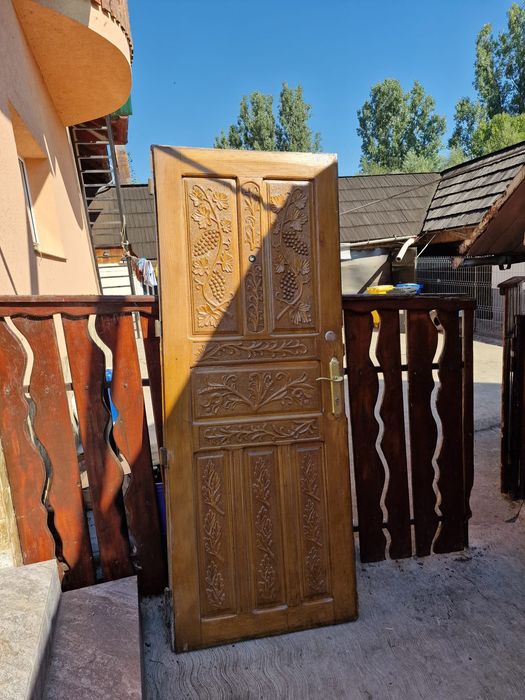Vând termopane cu strat  dublu de sticlă+ ușă de lemn