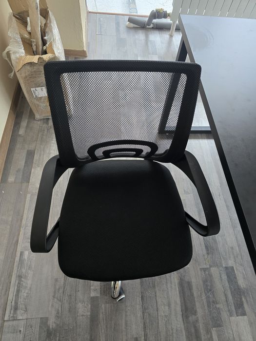 Офисный стол и кресло