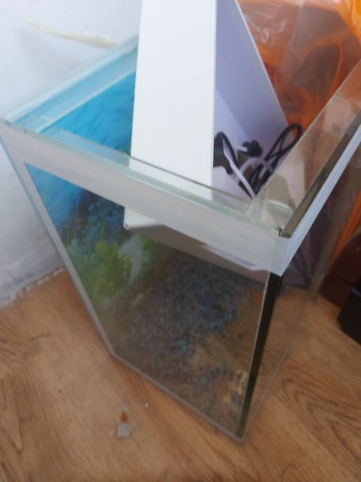 Продам Аквариум с крышкой 40л