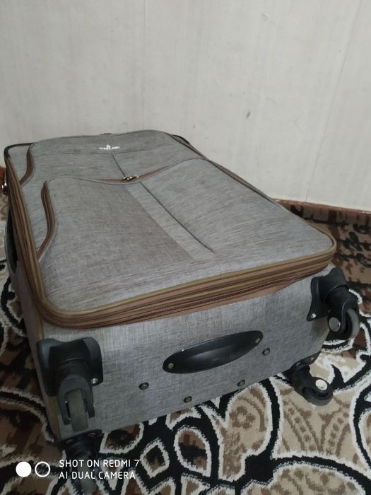 Чемодан большой вместительный