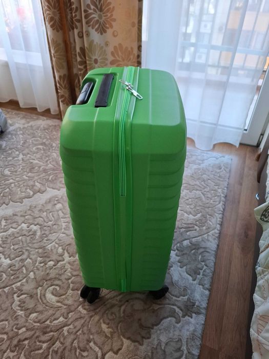 продавам зелен куфар 60 L KARST BORELLI , с 4 колелца, 60 х 42 х 26 см