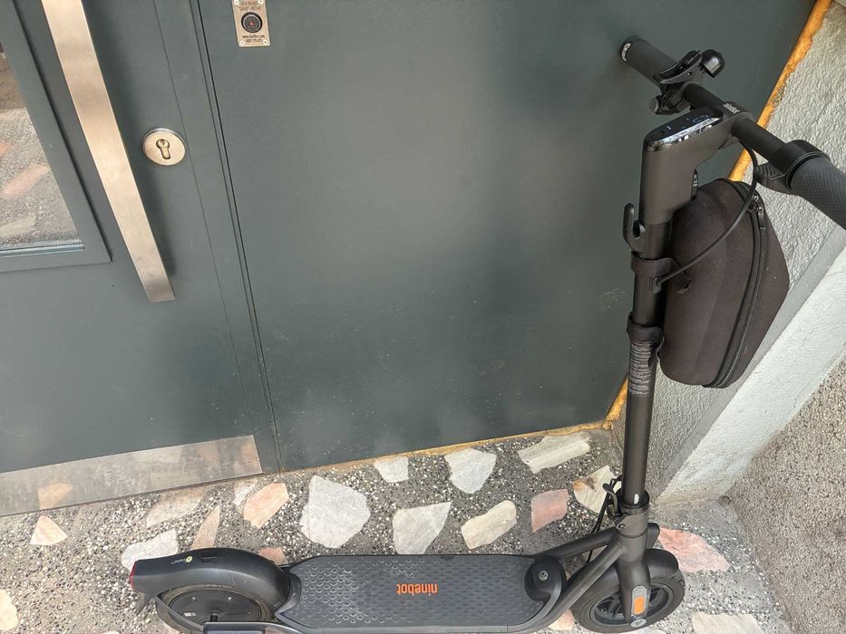 Продавам електрическа тротинетка Segway Ninebot F2