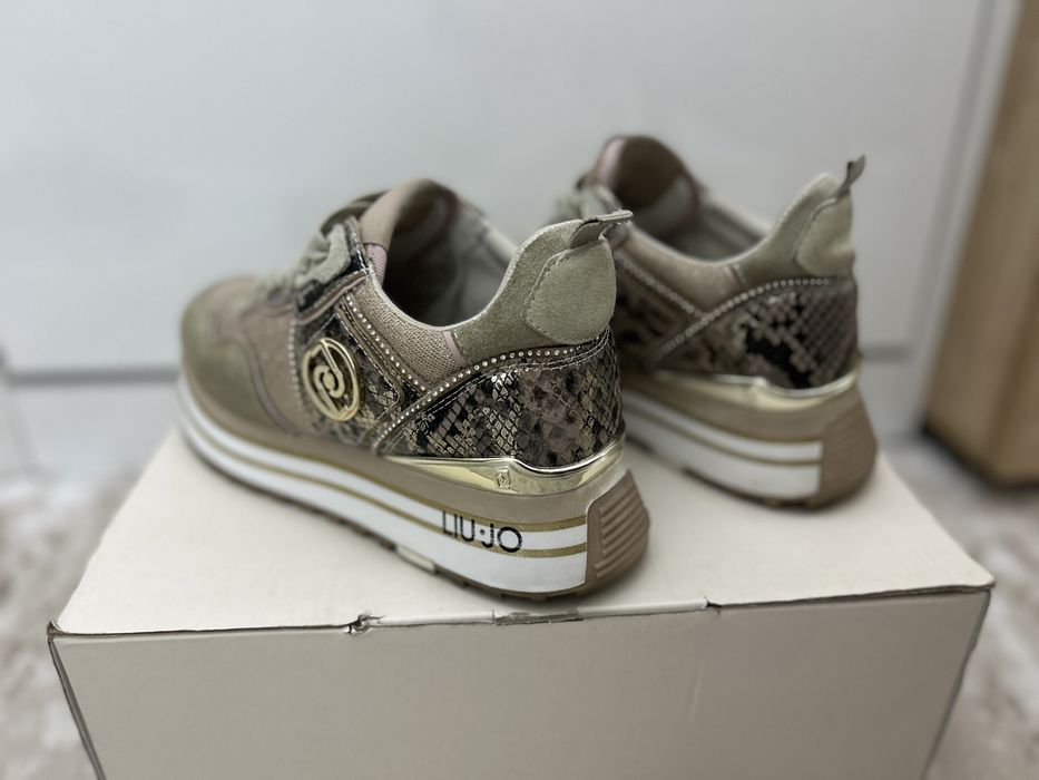 Сникърси  на Liu jo