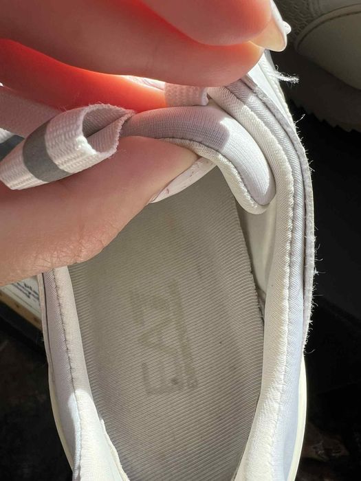 Бели маратонки ЕА7