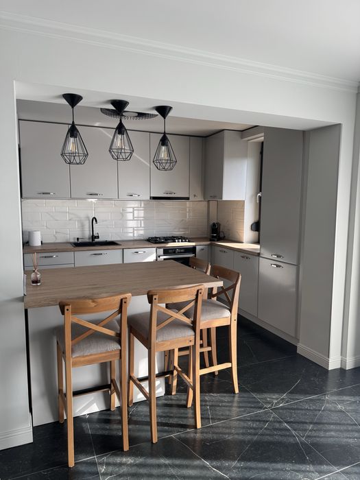 DE INCHIRIAT!  Apartament situat la etajul 4, pe strada Ioan Alexandru colț cu splaiul Praporgescu, cu o priveliște superbă spre malul Mureșului.