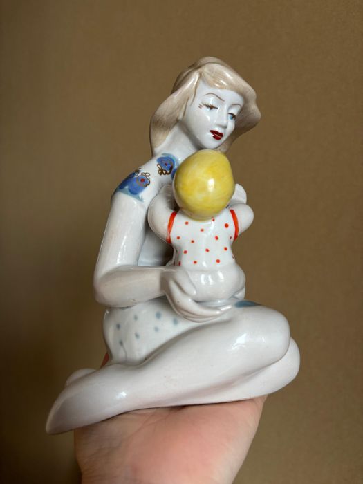 Статуэтка ,,Материнство’’