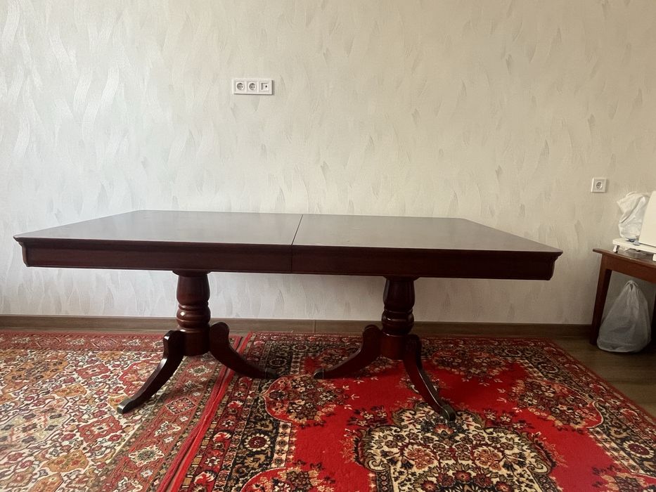 Продам стол в гостинную