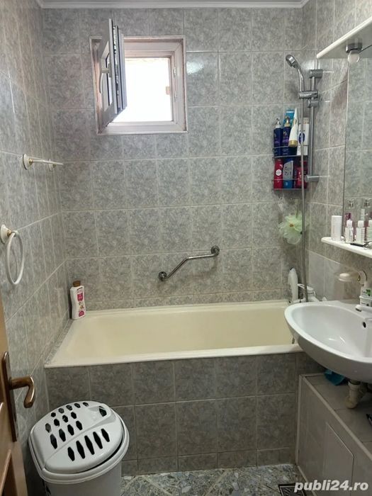 Propietar vind apartament cu 3 camere decomandat confort 1 in zona centrala in Medias