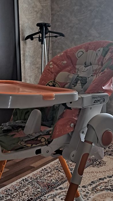 Стул и стол для кормления малышей