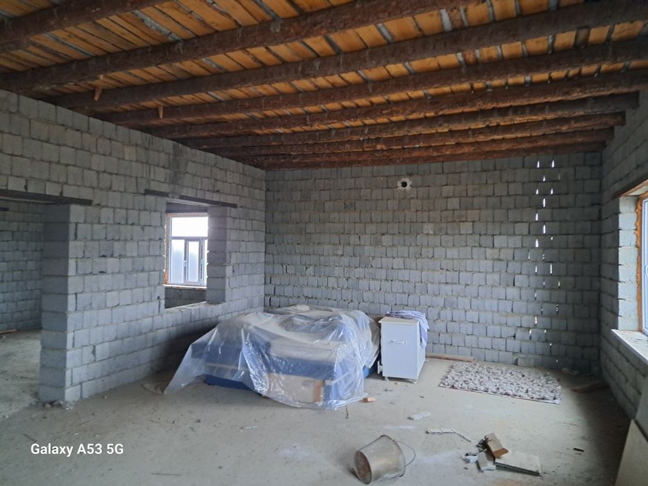 Участок с недостоенным домом