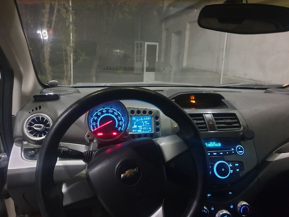 Yaxwi nyata olingan spark yaxwi nyata sotlmoxci