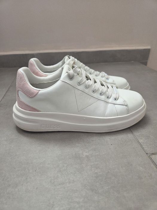 Нови обувки Guess