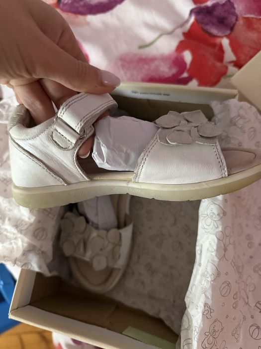 Продавам детски кожени сандали Lasocki 29