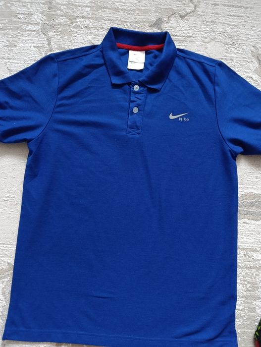 Продам мужскую футболку.