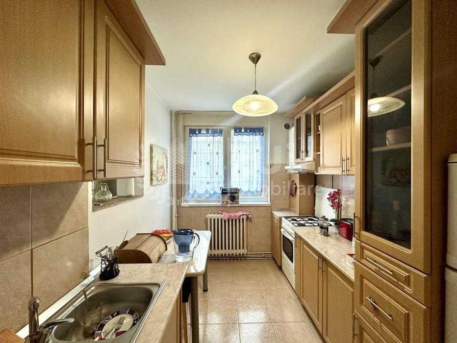 Persoană fizică, vând apartament de 2 camere semidecomandat