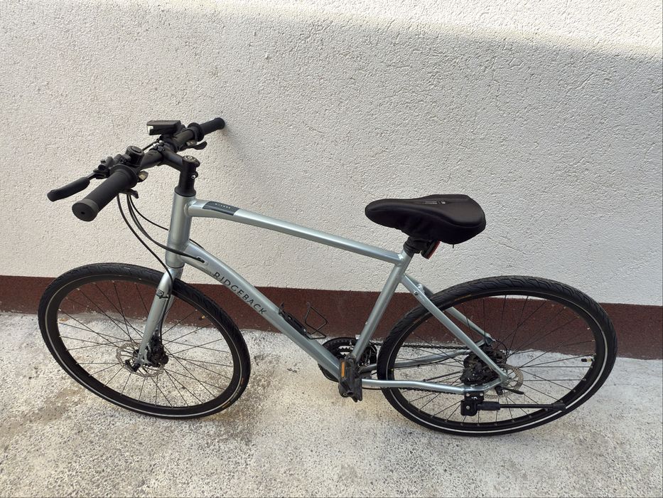 Vand sau schimb bicicleta de trekking