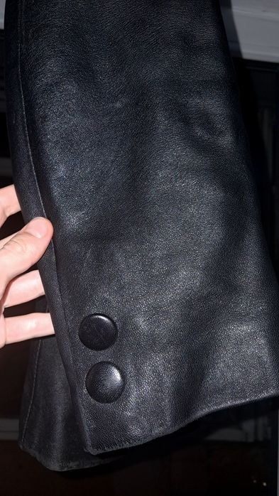 Черная кожаная куртка