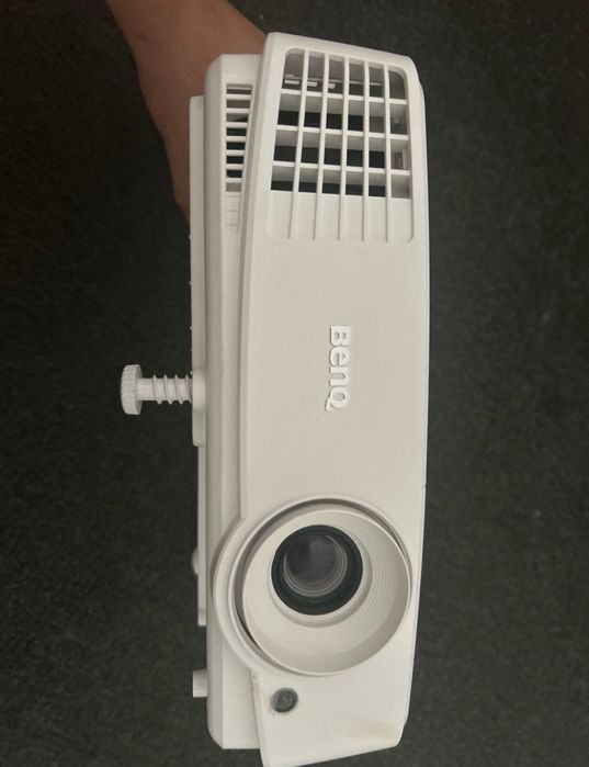 Videoproiector FULL HD Benq ca nou, imaginea clara