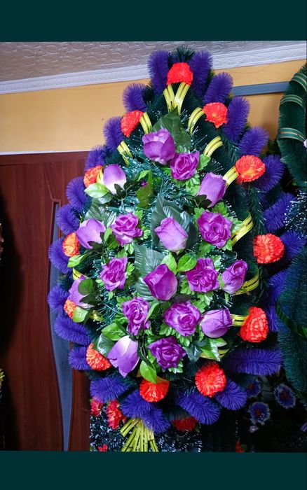 Ритуальные венки, оградки, кресты.