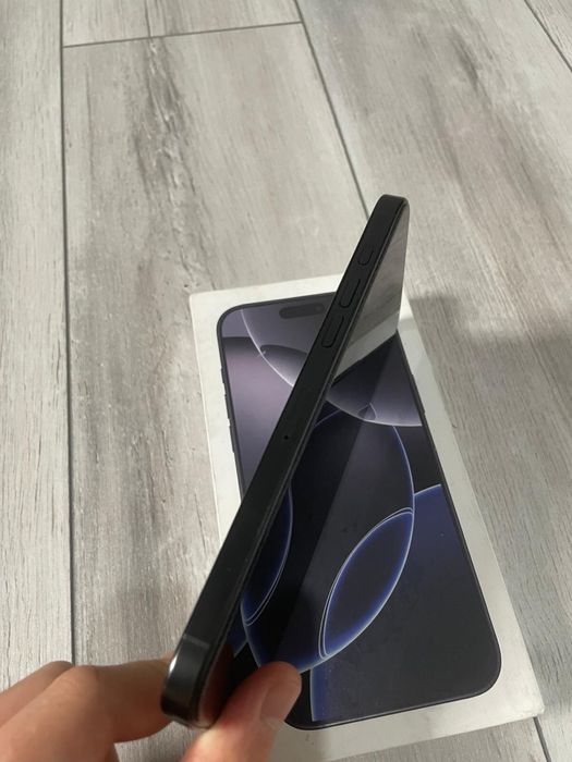 Vând/Schimb iPhone 16 Pro Max Negru.