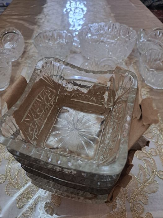 Komplekt xrustal idishlar sotiladi