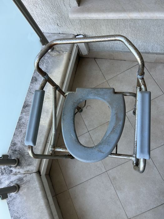 Стол тоалетна заптрудно подвижни хора