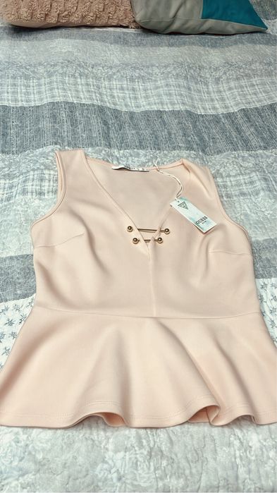 Елегантен топ с метални аксесоари