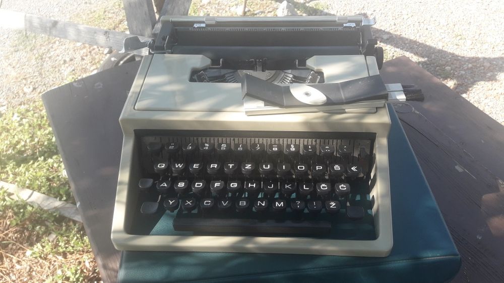 Mașină de scris OLIVETTI 1974