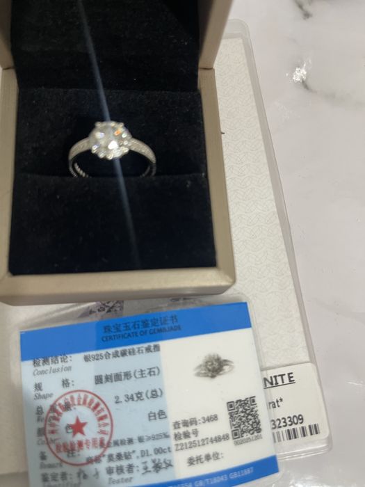 Кольцо с брилиантом