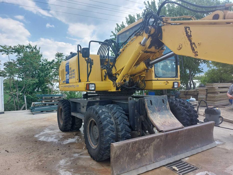 Колесен багер KOMATSU