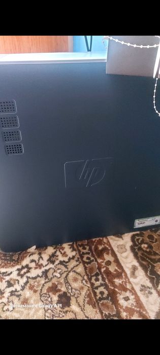 Стари компютри ,монитор и две клавиатури HP