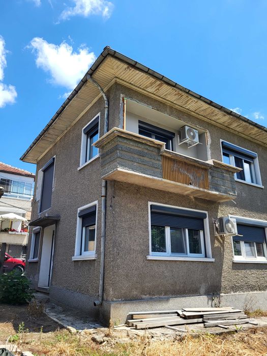 Реновирана двуетажна градска къща – близнак