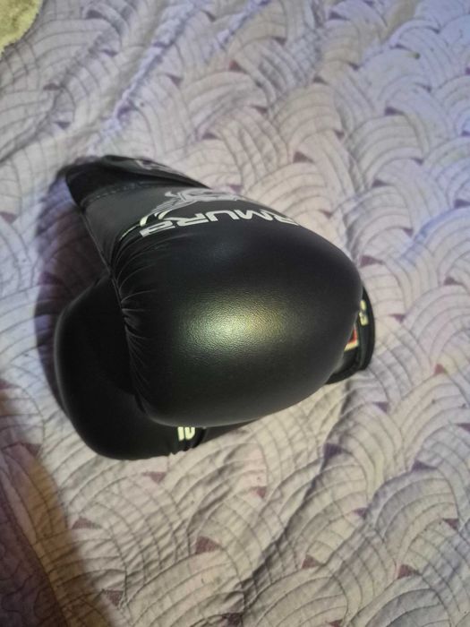 Vând mănuși Kingbox Stare foarte bună, folosite puțin. Fără rupturi sau defecte. Potrivite pentru box/kickbox.