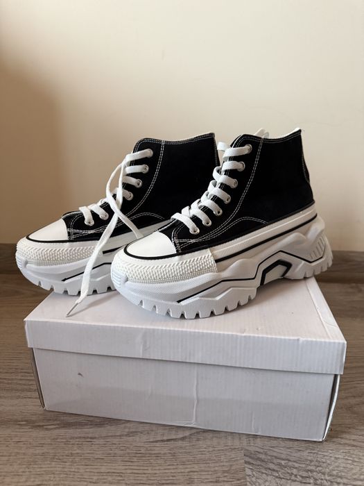 Обувки с висока платформа