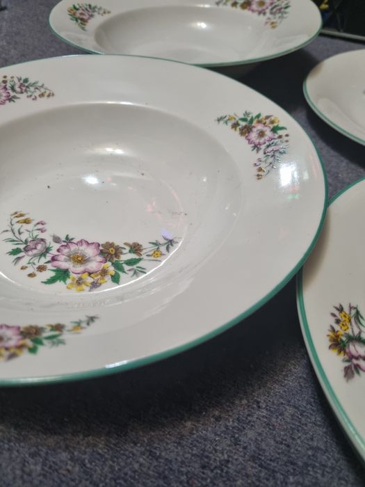 Комплект порцеланови чиний.