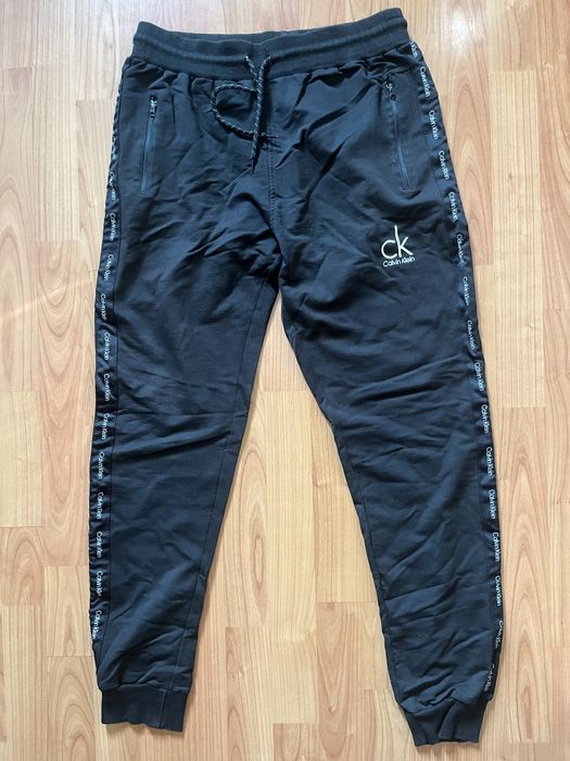 Calvin Klein анцуг (L)