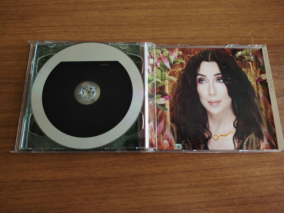 Три компакт диска на CHER