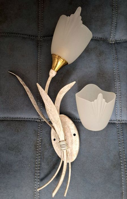 Продаётся настенный светильник бра + плафон.