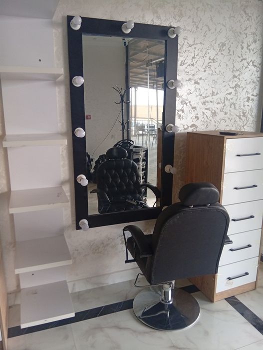 Кресло и зеркало для салона