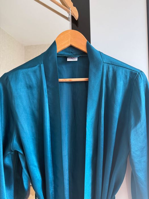 Сатенен халат в цвят петрол с черна дантела