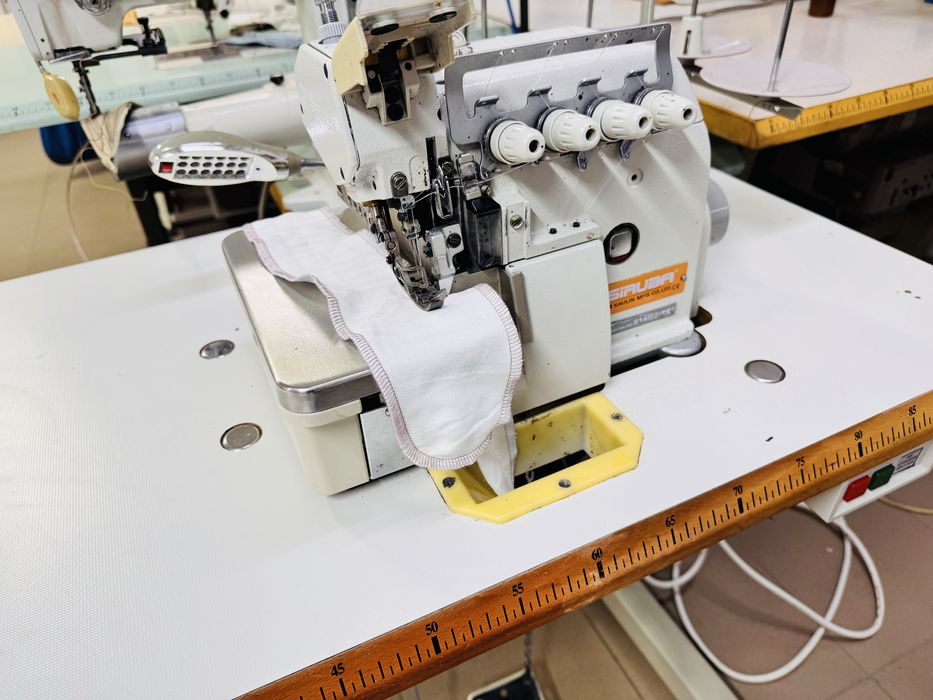 Masina de surfilat SIRUBA 747 cu 4 fire gata de utilizare la 220 v