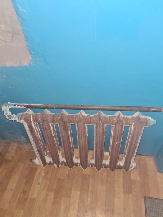 Продам чугунную батарею