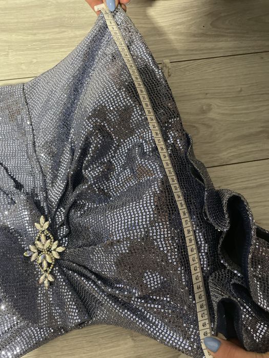 rochie cu trena si brosa