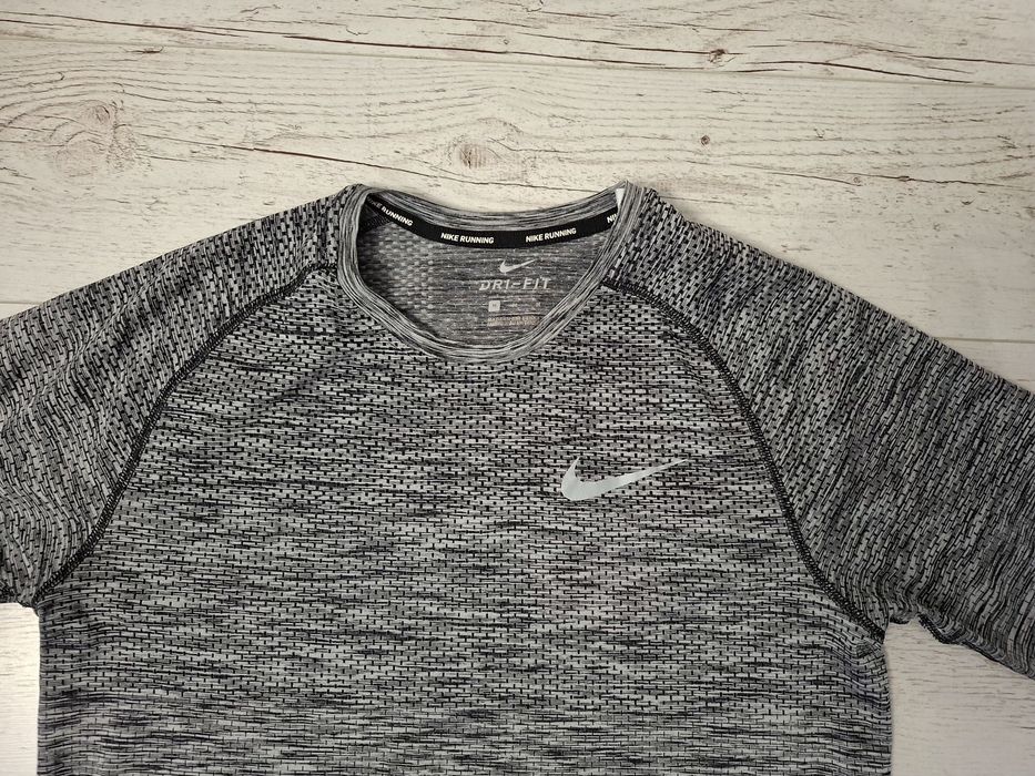 Nike Dry Fit-Ориг. Безшевна тениска