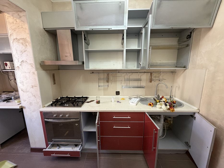 кухонный гарнитур и шкаф