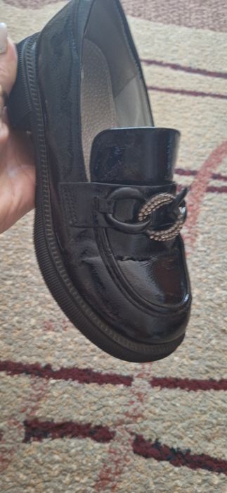 Продам для девочки туфли 35 размер