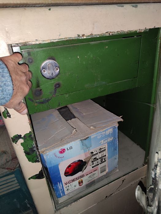 Продам сейф , железный шкаф