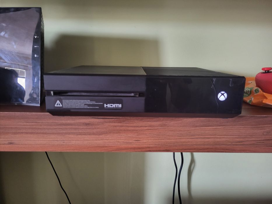 Продавам конзола xbox one с джойстик и игри